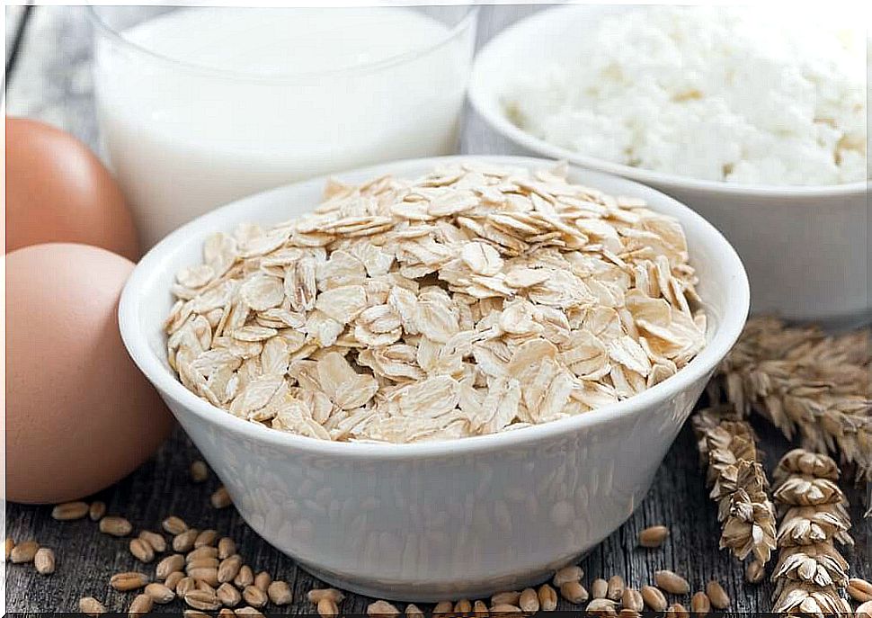 Natural moisturizing products: oats and eggs