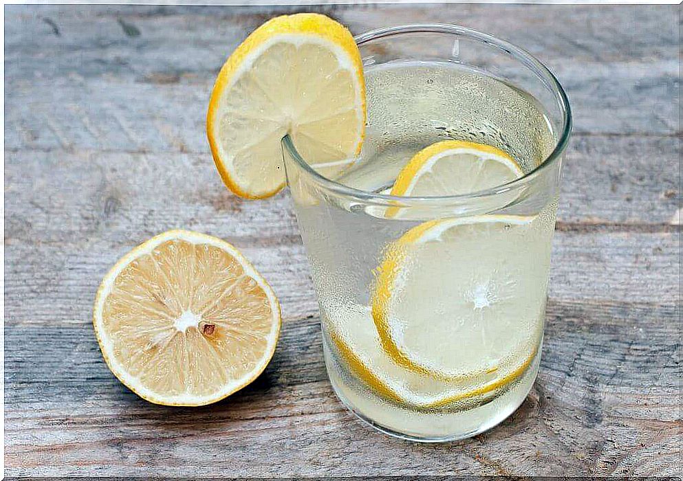 Water with lemon as a means of detoxifying the lymphatic system