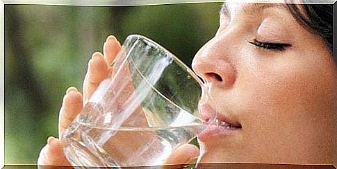 woman-drinks-a-glass-of-water