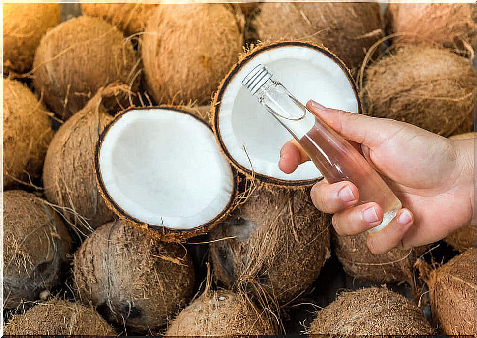 Hot coconut oil for stretch marks and scars 