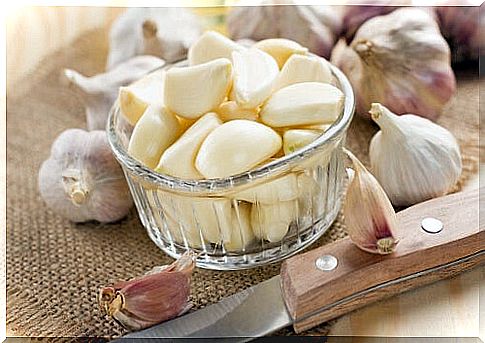 peeled garlic 