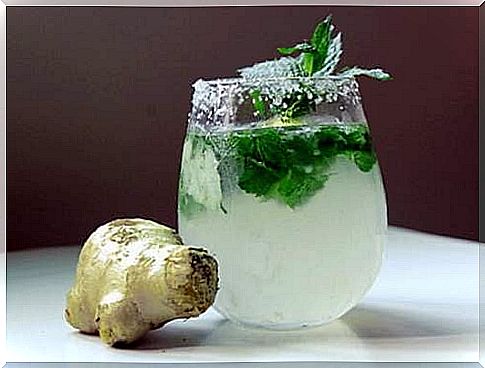 A drink with mint and ginger can help against fat and water retention on the stomach