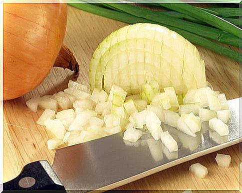 Treat warts naturally with onions