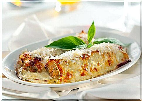 Cannelloni with vegetable filling with ham and cheese