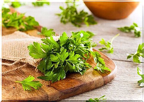 Perfect your Alfredo potatoes with chopped parsley.