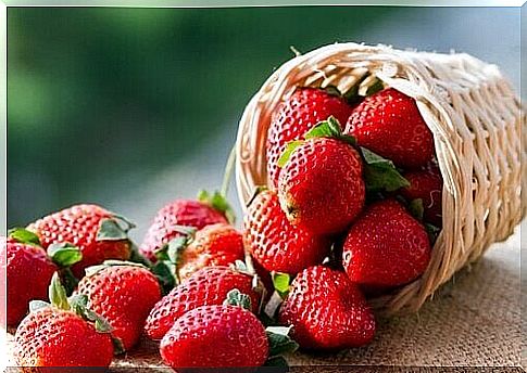 Strawberries reduce the accumulation of uric acid.