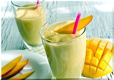 Mango-banana smoothie against morning tiredness