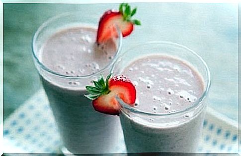 Strawberry and banana smoothie against morning tiredness