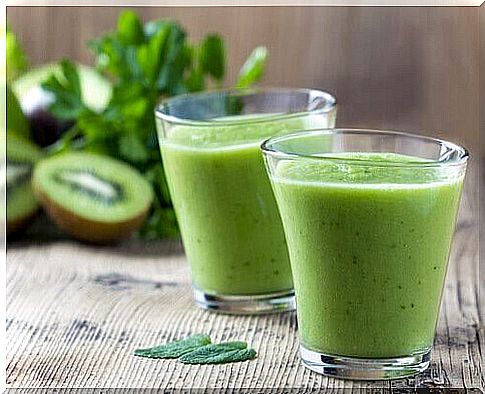 Shake off morning tiredness with an apple and kiwi smoothie.