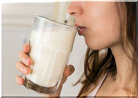 Benefits of oat milk: lowers cholesterol levels