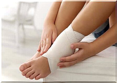 Use a bandage on swollen ankles 