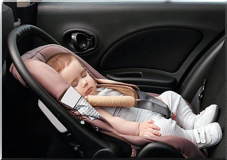 Child sleeps in the car seat